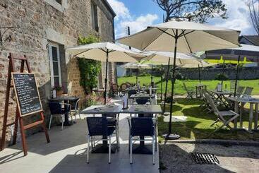 هتل Logis Auberge De Carolles