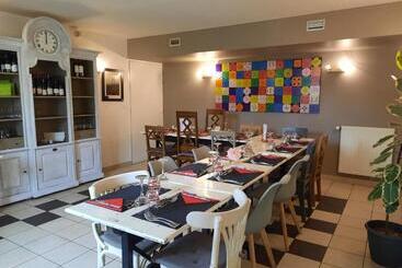 هتل Logis Auberge De Carolles