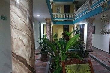 هتل Colonial Inn