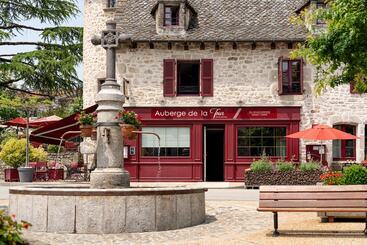 هتل Logis Auberge De La Tour   Hôtel & Restaurants