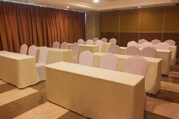 One Central Hotel & Suites