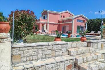 آپارتمانهای توریستها Villa Roda Park Corfu