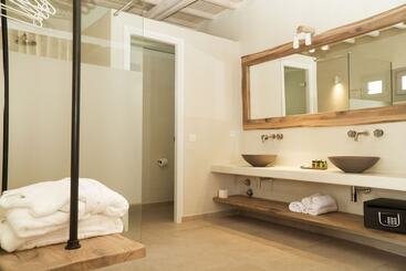 هتل Legacy Suites