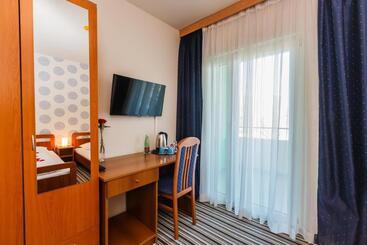 هتل Airport Rooms Manufaktura