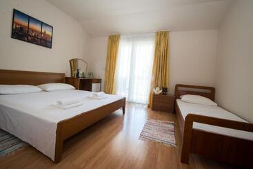 هتل Airport Rooms Manufaktura