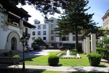 Y Apartamentos Arias