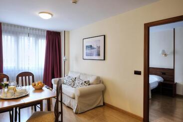 Y Apartamentos Arias