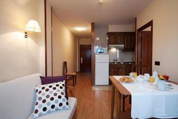 Y Apartamentos Arias