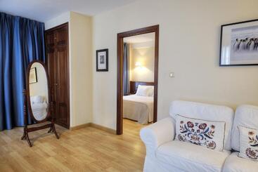 Y Apartamentos Arias