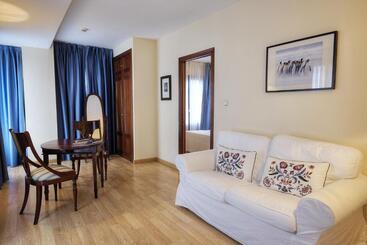 Y Apartamentos Arias