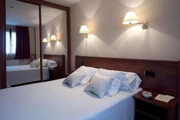 Y Apartamentos Arias