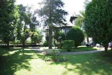 Y Apartamentos Arias