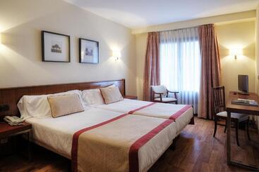 Y Apartamentos Arias - Navia