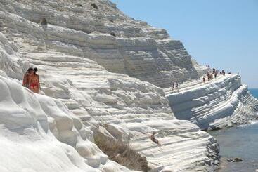 تختخواب و صبحانه Un Tuffo Alla Scala Dei Turchi
