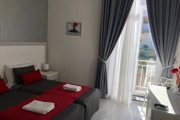 مسافرخانه Chiaia Guest House