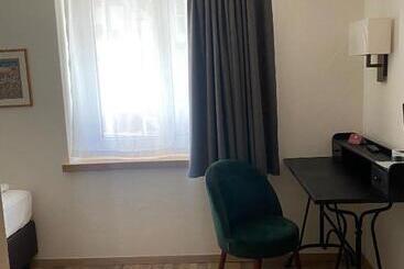 Hostal Petit Steffani Bed & Breakfast