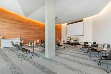 Cambria Hotel Boston Downtown   Seaport