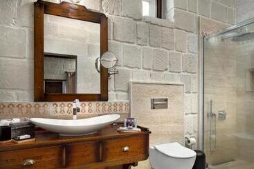 هتل Seraphim Cave Suites & Spa