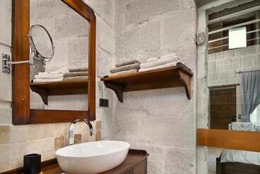 هتل Seraphim Cave Suites & Spa