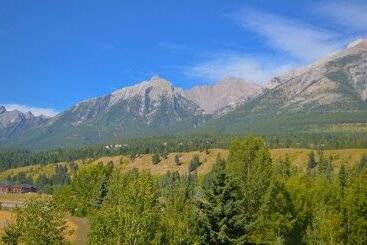 هتل Sunset Resorts Canmore And Spa