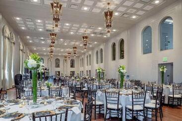Tulsa Club Hotel, Curio Collection By Hilton