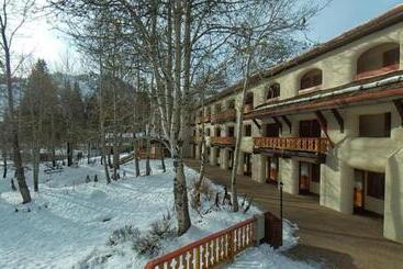هتل Getaways At Olympic Village Inn