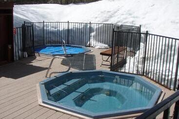 هتل Getaways At Olympic Village Inn
