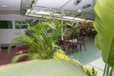 هتل Sky View Bed & Breakfast