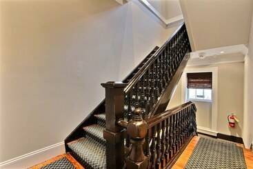 هتل The Suites At Bay