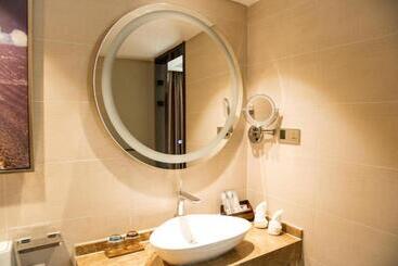 Lavande Hotels·shenzhen North Railway Station Bantian Metro Station