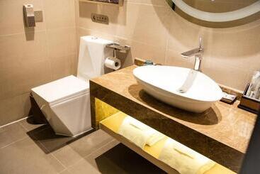 Lavande Hotels·shenzhen North Railway Station Bantian Metro Station