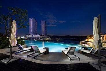 هتل Pinetree Marina Resort