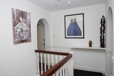 پانسیون Archways Lodge