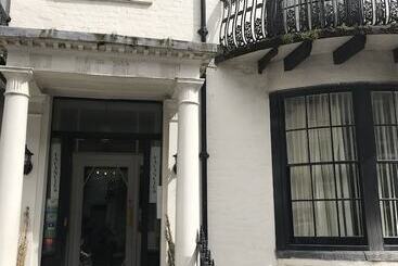 پانسیون Kempfield House