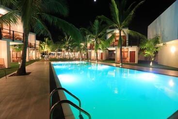 هتل Arugambay Roccos