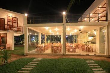 هتل Arugambay Roccos