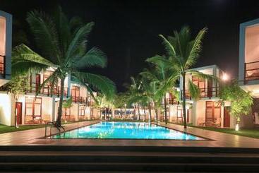 هتل Arugambay Roccos