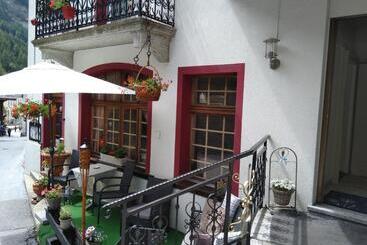 Hostel Escher