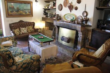 هتل Agriturismo Casale Le Burgne
