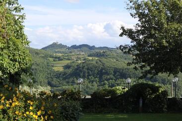هتل Agriturismo Casale Le Burgne