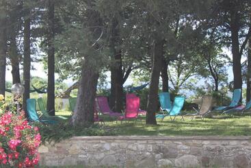 هتل Agriturismo Casale Le Burgne