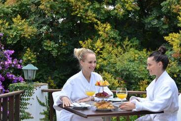 膳宿费 Highgrove House Country Hotel, Restaurant, Farm & Spa