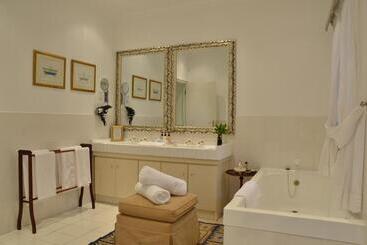 膳宿费 Highgrove House Country Hotel, Restaurant, Farm & Spa