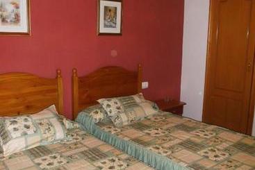 پانسیون Hostal Miguel Y Juani