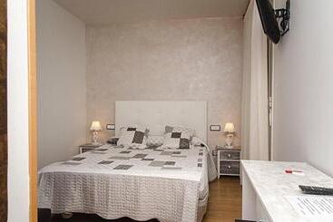 پانسیون Hostal Don Rodrigo