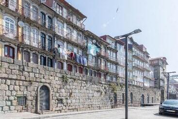 پانسیون Oporto Street Fonte Taurina   Riverfront Suites