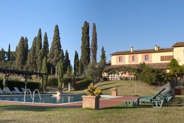 هتل Agriturismo Fattoria Rozzalupi