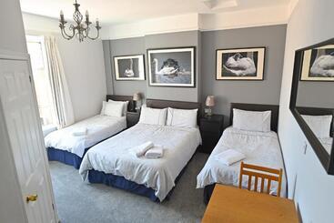 پانسیون Avoncot Guest House