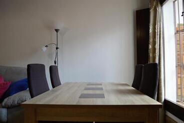 Apartamentos Turísticos   Hostal Los Alisos