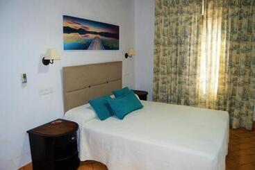 Apartamentos Turísticos   Hostal Los Alisos
